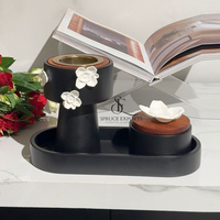 Boîte à encens moderne en métal noir mat et bois avec plateau et accents floraux blancs. Finition par peinture en poudre pour la décoration intérieure