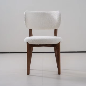 Chaise de salle à manger moderne avec revêtement en bouclette blanche et pieds en bois de noyer massif - Product Image 1