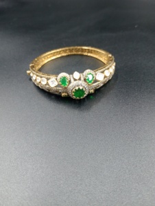 Bracelet manchette plaqué or de luxe avec pierre doublette verte taille émeraude, bijou classique pour femme, idéal pour mariage - Product Image 4