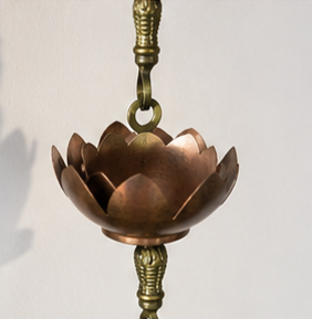 Chaîne de pluie décorative en cuivre artisanal en forme de lotus pour gouttière extérieure, jardin, maison, patio - Product Image 3