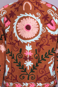 Veste courte en tissu TNT Suzani faite à la main, broderie florale, style ethnique, pour les occasions festives, les fêtes et les mariages. - Product Image 5