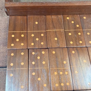 Juego de Dominó Doble Seis de Madera de Colores ILAHI, 28 Piezas, Ecológico, Tallado y Grabado, Diseño Antiguo, Caja Rectangular Alta de Madera - Product Image 1