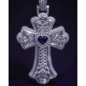 Pendentif croix premium avec accent cœur et diamant Moissanite en argent sterling 925 – Bijou tendance - Product Image 1