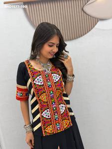 Ropa para festivales: Lehenga acampanada estilo Kali de algodón puro multicolor con trabajo estilo Gamthi y blusa con abertura lateral larga. Proveedor indio. - Product Image 6