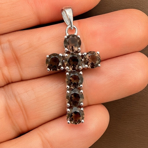 Colgante de Cruz Unisex de Cuarzo Ahumado con Engaste de Plata Rodiada, Diseño Minimalista, Joyas Rhaya - Product Image 3