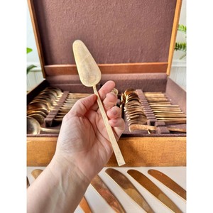 Ensemble de couverts de luxe avec des motifs complexes pour les présentations de table, en acier inoxydable poli argenté - Product Image 5