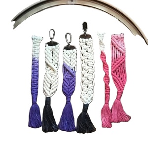 Porte-clés tendance en cordon de coton personnalisé pour votre sac, clé de bureau, porte-clés macramé / tirette de fermeture éclair / pompon de sac - Product Image 1