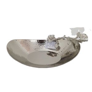 Plat à fruits ovale artisanal avec détails de branches florales, en acier inoxydable écologique, idéal comme centre de table pour mariage - Product Image 1