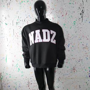 Sudadera NADZ BLACK con cuello alto, 100% blanca, con apliques bordados, cuello ancho, hilos finos. - Product Image 1