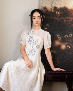Robe midi en lin ivoire faite à la main avec broderie florale délicate et manches bouffantes, élégante tunique d'été artisanale coupe trapèze - Product Image 4