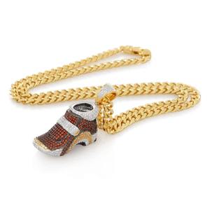 จี้สร้อยคอรูปรองเท้าผ้าใบแบบ Iced Out ชุบทอง โลหะผสม ประดับคริสตัลและเพชรเทียม สไตล์ฮิปฮอป ของขวัญสำหรับทุกเพศ - Product Image 1
