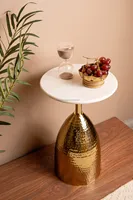 Table d'appoint ronde au design artisanal Table d'appoint en laiton et marbre pour la décoration intérieure Accents indiens plaqué or taille idéale décorations pour la maison