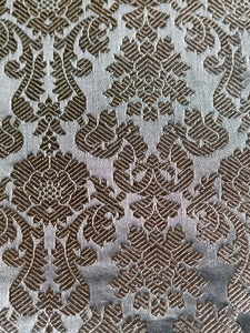 Tissu brocart floral en jacquard tissé violet et or métallisé, poids moyen, pour textile de maison - Product Image 3