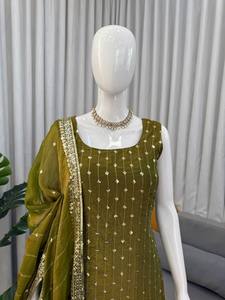 Ensemble de costume festif de luxe en soie Fendy lourde avec broderie de fils et de sequins, et dupatta - Product Image 3