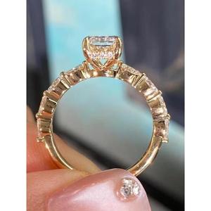Anillo de compromiso de diamante blanco talla radiante en oro amarillo macizo con banda de acento floral de diamantes marquesa y diseño clásico de cuatro puntas - Product Image 4