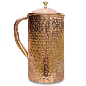 Ensemble de carafes en cuivre pour dîners familiaux élégants et festifs, service à eau en métal avec verres, durable et réutilisable pour le service à table. - Product Image 6