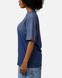 เสื้อยืดโอเวอร์ไซส์สีน้ำเงินไล่เฉดคุณภาพพรีเมียมสำหรับผู้หญิง และเสื้อยืดผ้าฝ้ายสไตล์เรียบง่ายไม่ซ้ำใครสำหรับผู้หญิง ผลิตในปากีสถาน มีจำหน่ายแล้ว - Product Image 6