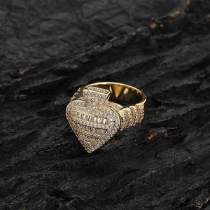 Bague unisexe plaquée or avec diamants taillés en cœur, accents baguette et ronds, style hip-hop, pour un usage quotidien - Product Image 3