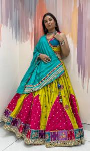 Conjunto de Chaniya Choli de seda de Bombay premium con espejo y lentejuelas, y dupatta de seda rusa bordada para mujer - Product Image 2
