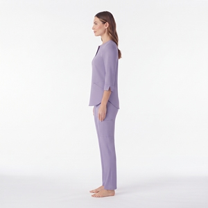 Conjunto de Uniforme Médico Hawk Eye para Mujer, Color Lavanda, Blusa de Manga 3/4 con Bolsillos y Pantalones, Tela Tejida - Product Image 3