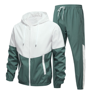 Une usine OEM produit des ensembles de survêtements en coton pour hommes de qualité supérieure, en deux pièces, avec logo personnalisé et distribution mondiale. - Product Image 5