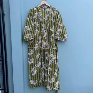Robe kimono en coton indien vert à fleurs, tenue de plage bohème pour femmes - Product Image 1