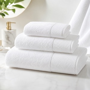 Serviettes de bain en coton pur 550 GSM, blanches, douces, de qualité hôtelière, très absorbantes, pour l'hôtellerie et la maison, vente en gros - Product Image 1