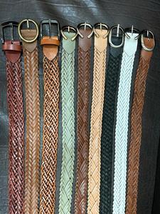 Ceinture élégante en cuir marron pour homme, fabriquée à partir de cuir véritable avec une boucle robuste, conçue pour les occasions semi-formelles. - Product Image 2