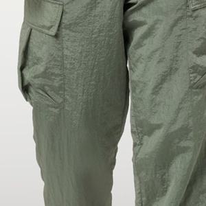 Pantalon cargo tactique en nylon style streetwear avec logo personnalisé, coupe ample, pantalon parachute pour homme - Product Image 2