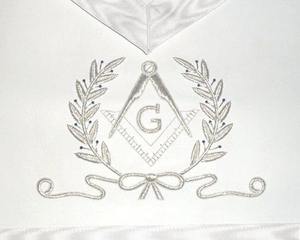 Tablier de maître maçon brodé à la main, blanc, avec fil et filigrane argentés, fabriqué en cuir artificiel blanc épais. - Product Image 3