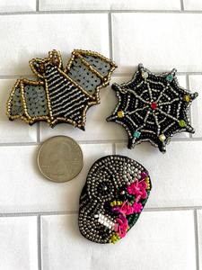 Breloque et porte-clés vintage brodés à la main avec perles de rocaille, design de bijoux élégant et fantaisie par glowin fashion - Product Image 3