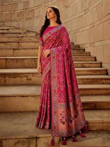 Sari en tissu Georgette Khadi doux de créateur avec broderie et bordure à passepoil, et pièce de blouse à motif pois tissé - Product Image 3