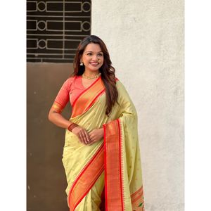 Sari en soie Paithani traditionnel Elite Weaves avec motifs tissés Zari et pallu paon Meenakari pour mariages en Inde et au Pakistan - Product Image 5