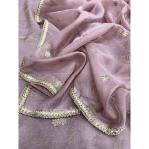 Sari de Diseño Hecho a Mano con Hermosos Bordados de Lentejuelas, Silueta Recta y Cintura Natural - Product Image 4