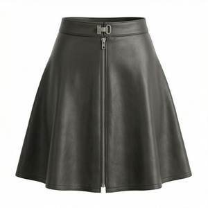 Jupe mini trapèze taille haute en similicuir pour femme avec fermeture éclair avant, couleur unie, design brillant, toutes saisons - Product Image 1