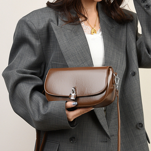 Sac à bandoulière pour femme en forme de coquille avec chaîne, fermeture à rabat en cuir, style minimaliste, poignée unique, utilisation quotidienne toutes saisons - Product Image 6