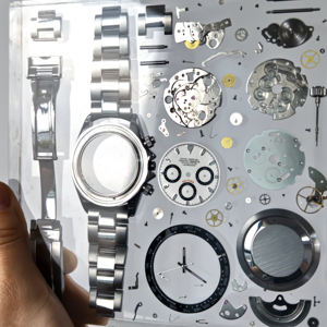 Sculpture en résine de mouvement de montre vintage Dayton, pièces de montre démontées incrustées d'époxy transparent, style industriel steampunk pour la maison ou le bureau - Product Image 3