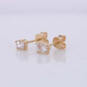 Pendientes Pequeños de Plata de Ley 925 con Tres Piedras de Circonita Cúbica de Corte Baguette Brillante y Geométrico de Moda para Boda - Product Image 2