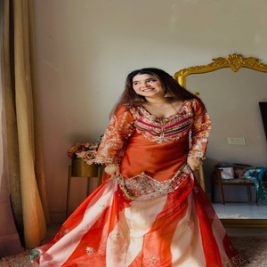 VASTRA COTTAGE Conjunto Kurti de Fiesta de Diseño para Mujer con Top Premium de Bordado de Lentejuelas Pesadas, Palazzo y Dupatta de Organza Tabi - Product Image 5