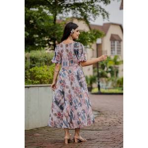 Robe de soirée en tissu mousseline, taille naturelle, imprimé numérique floral et géométrique détaillé - Product Image 2