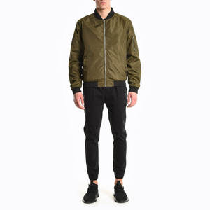 Chaqueta bomber elegante con detalles modernos y corte relajado. Ideal para ropa urbana y looks informales. - Product Image 1