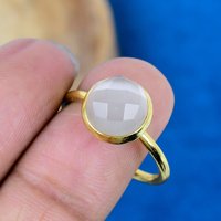 手工制作白色蒙娜丽莎石英圆形宝石戒指 18k 金微米级 295 纯银戒指