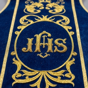 Casulla Romana de Terciopelo Azul Rey de Lujo, Bordada a Mano con Hilos de Oro, Vestimenta Eclesiástica Católica para Sacerdote, Conjunto de Túnica para Misa Mariana - Product Image 4