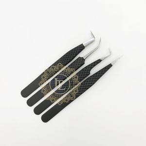 Pinzas para Pestañas Profesionales Hechas a Mano de Acero Inoxidable, Recubrimiento en Polvo Negro Mate, Agarre de Diamante Sostenible, Plateadas - Product Image 4