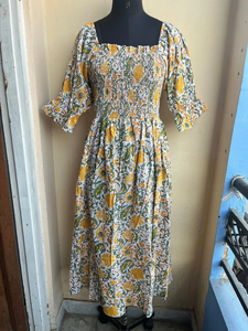 Robe longue décontractée bohème à imprimé floral en coton avec encolure carrée brodée et smockée - Product Image 4