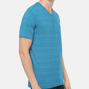 เสื้อยืดคอวีใส่สบาย ผลิตจากวัสดุระบายอากาศได้ดี พร้อมผิวสัมผัสเรียบเนียน เหมาะสำหรับวันฤดูร้อน เสื้อยืดคอวีคุณภาพพรีเมียม - Product Image 3