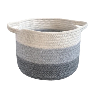 Ensemble de 2 paniers de rangement ronds tissés avec un design bicolore en crème et vert menthe pour l'organisation du salon - Product Image 3