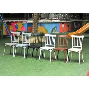 Silla de Jardín Tradicional de Plástico Moldeado de Color Beige con Respaldo Rayado, Renovada para un Toque Moderno - Product Image 3