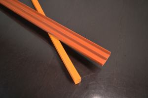 Perfil de PVC en E de la Marca Vimal, Resistente. Riel deslizante de doble ranura de alta densidad para muebles, gabinetes y paneles de vidrio industriales. - Product Image 5