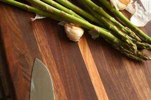 Planche à découper robuste en bois massif avec finition grain naturel, canal de drainage des jus et surface spacieuse pour cuisine polyvalente - Product Image 2